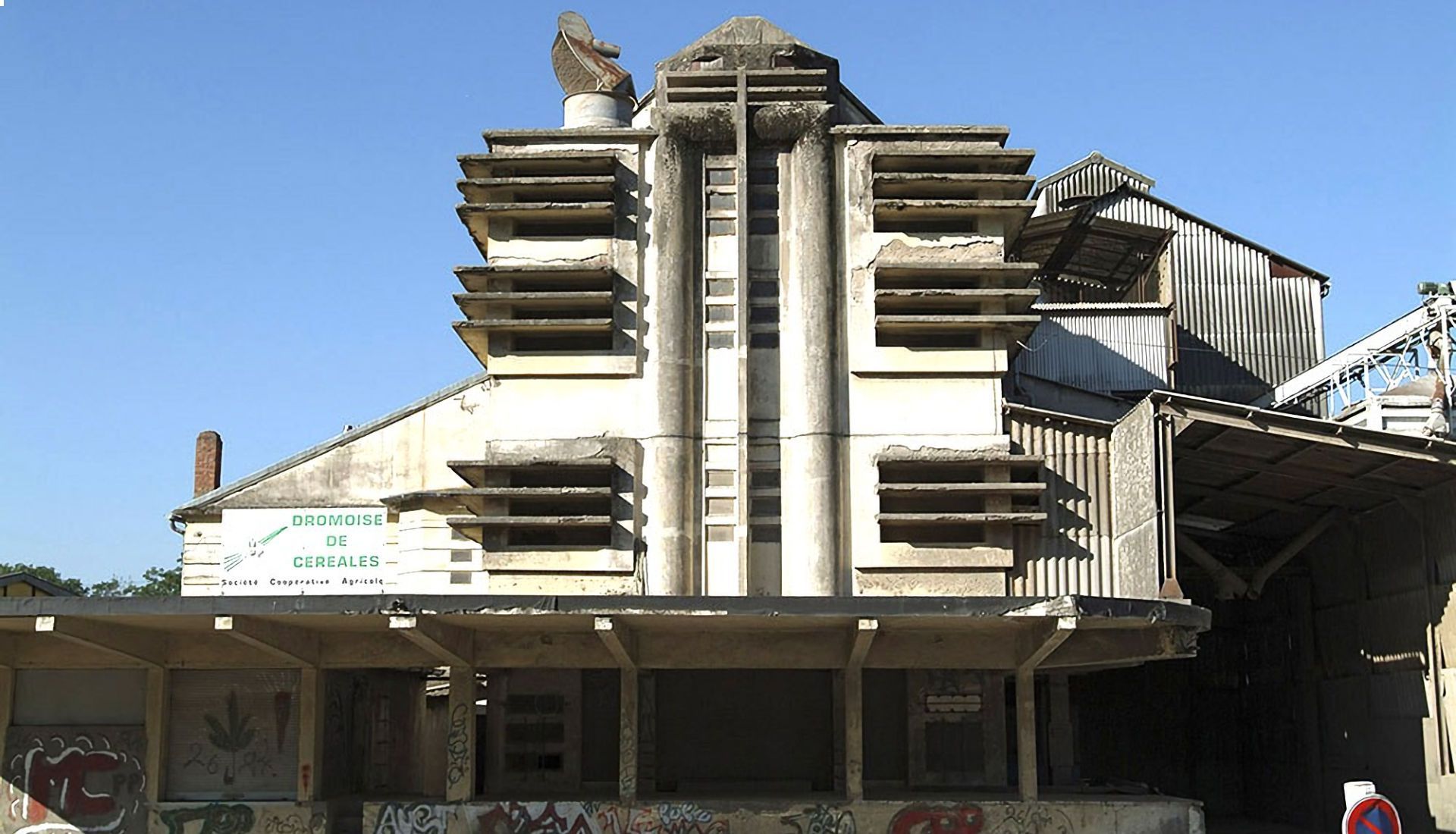 Les silos-cathédrales de la Drôme, histoire et reconversion Les silos-cathédrales de la Drôme, histoire et reconversion