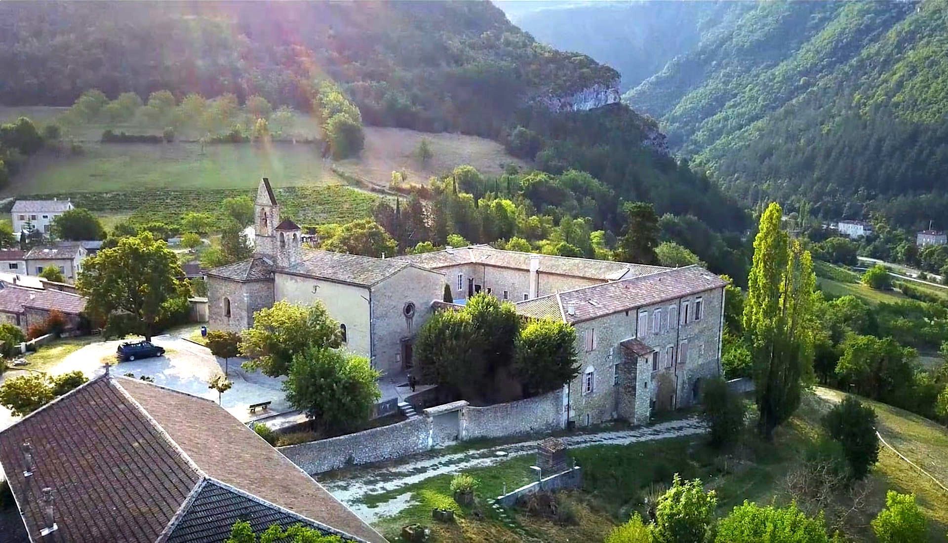 De l'ancien monastère de Sainte-Croix au centre d'accueil international