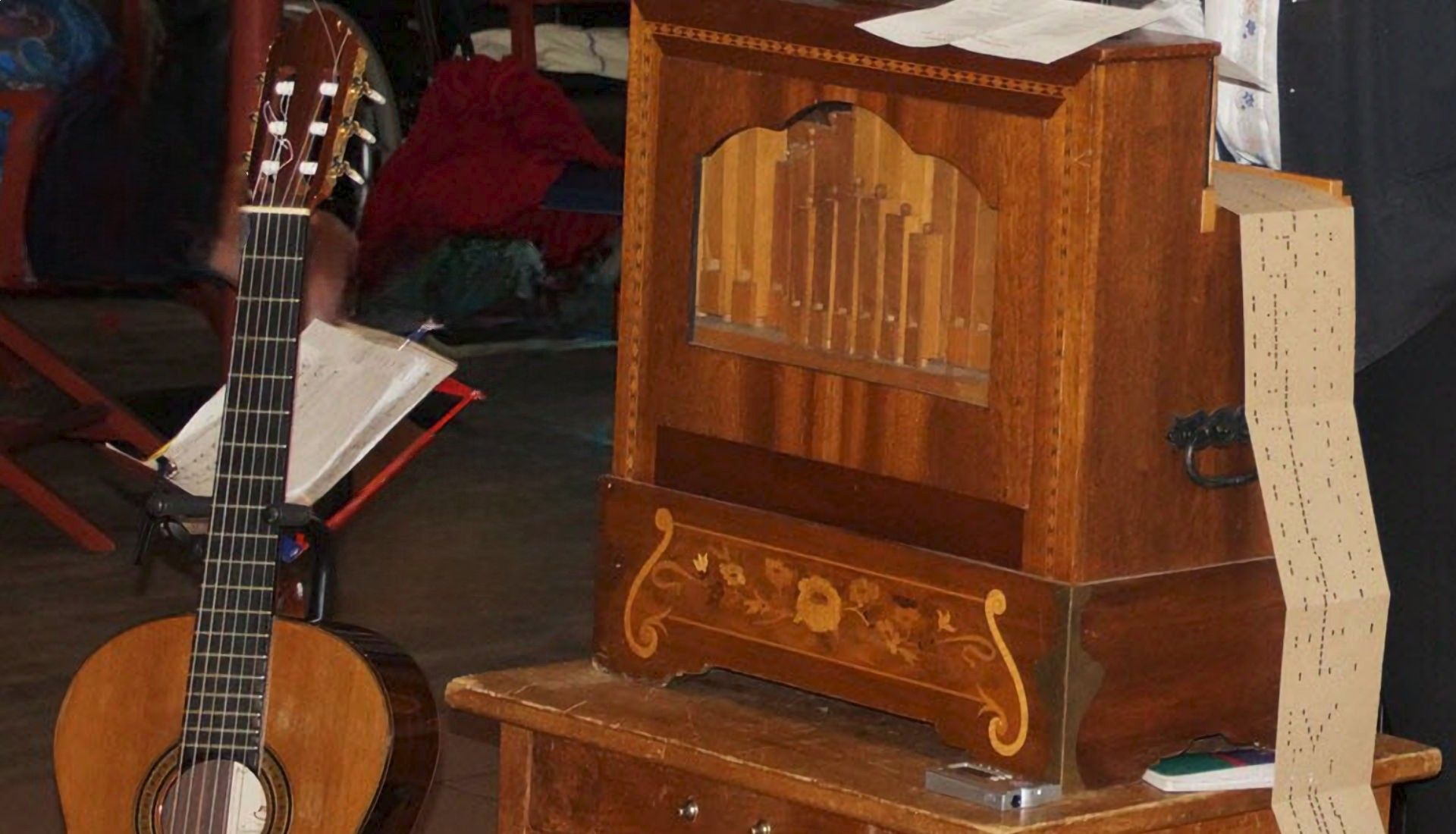 Soirée chansons autour d'un orgue de barbarie et d'une guitare